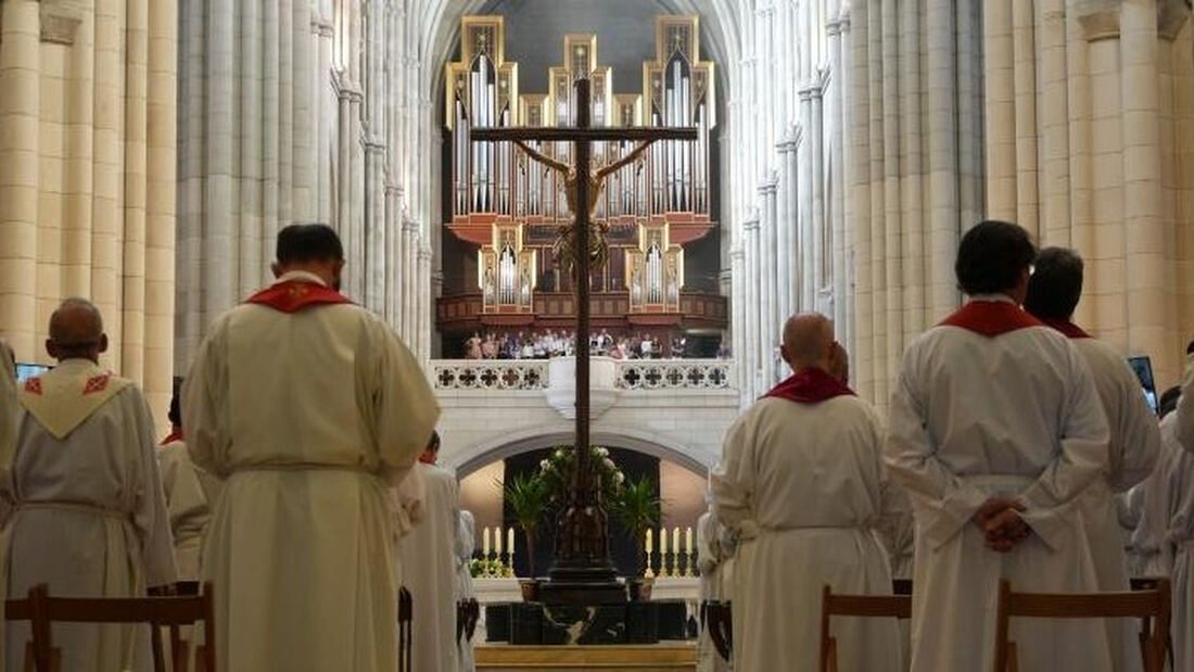 El cardenal Cobo oficiará una misa por los obispos difuntos