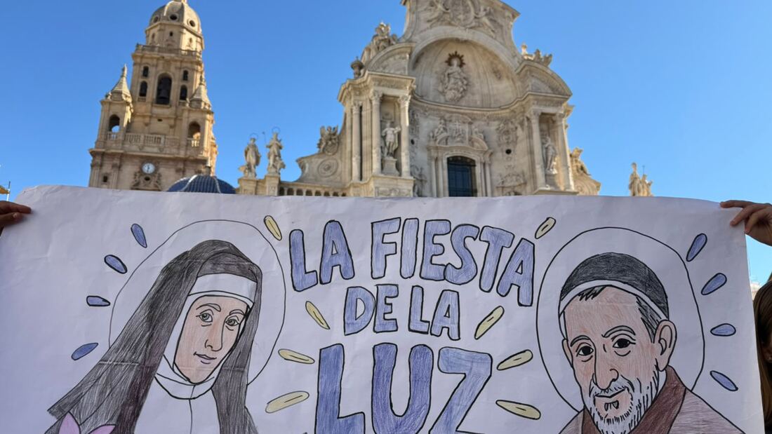 Más de 1.300 niños llenan de luz la Catedral de Murcia