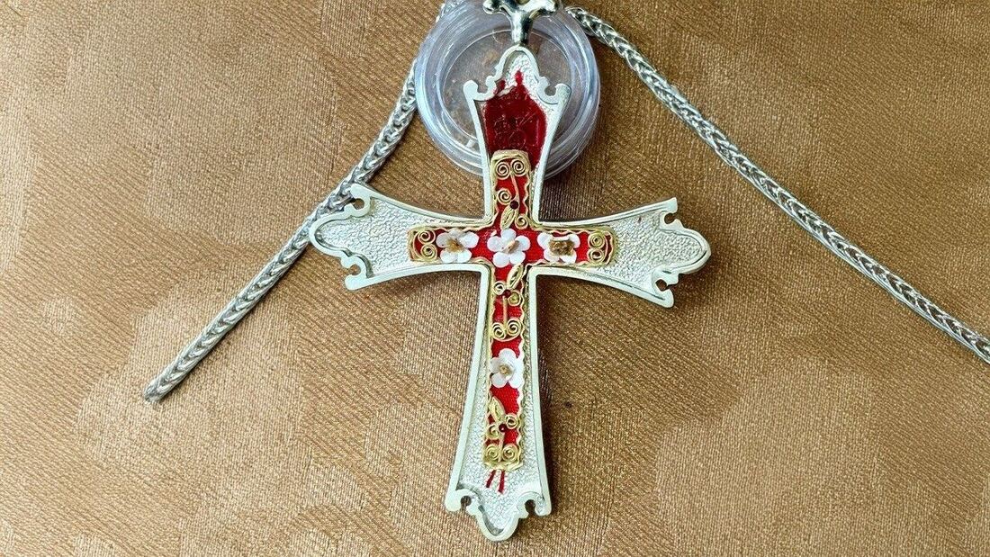 El Papa León XIV recibe una cruz pectoral con reliquia de San León Magno