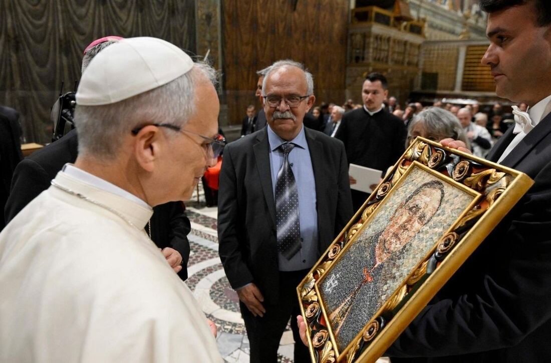 El Papa León XIV honra al beato Iuliu Hossu en la Capilla Sixtina