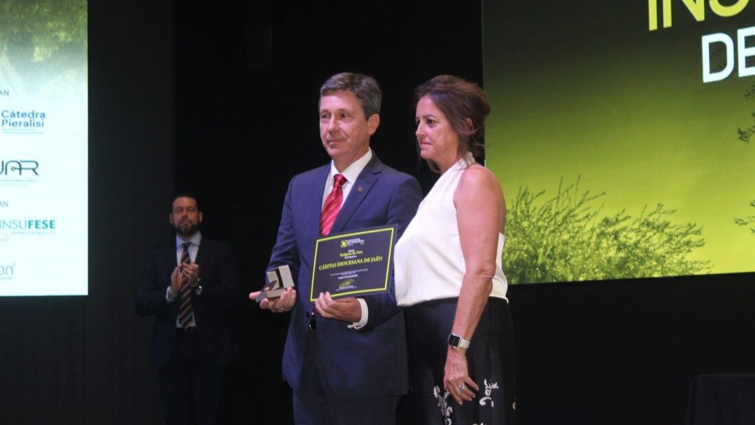 Cooperativas Agro-alimentarias de Jaén otorga la Insignia de Oro a Cáritas Diocesana

