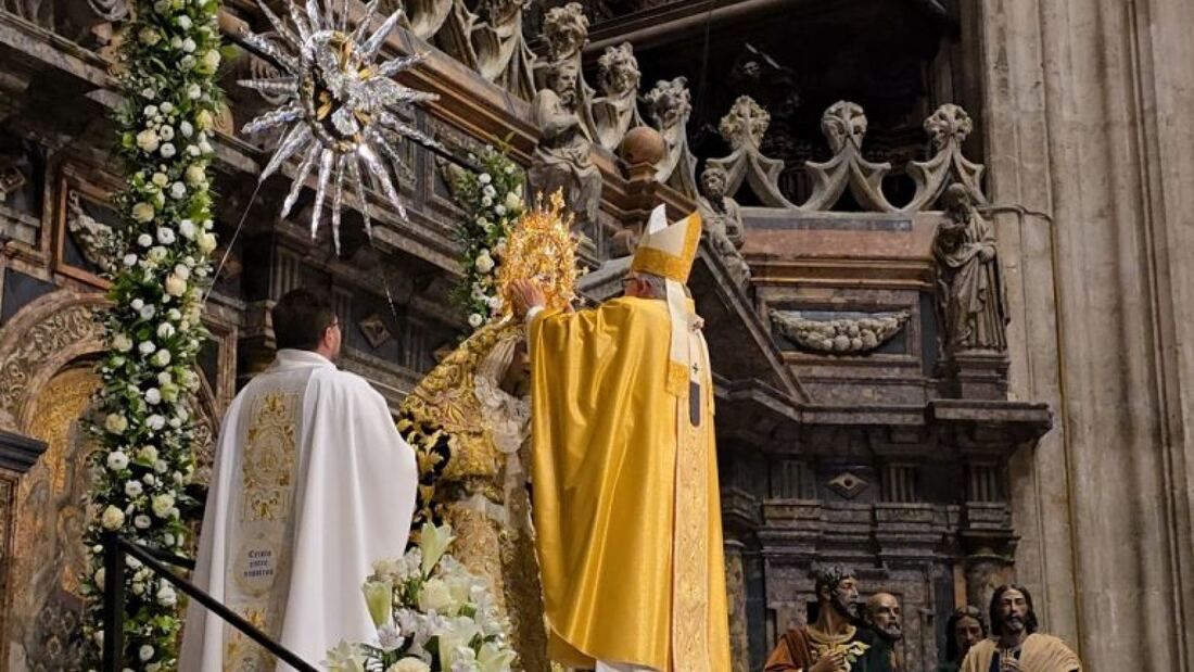 La coronación de María Santísima del Rocío congrega a fieles en Sevilla

