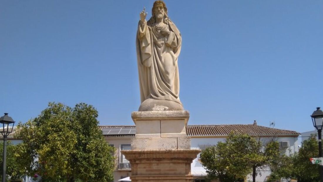 El monumento al Sagrado Corazón de Jesús se erige en Gines, cerca de Sevilla

