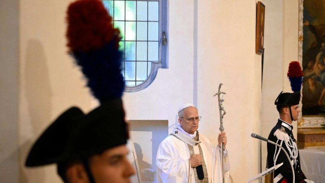 El Papa León XIV celebra la Misa "ad orientem" en la capilla de los Carabineros en Castel Gandolfo
