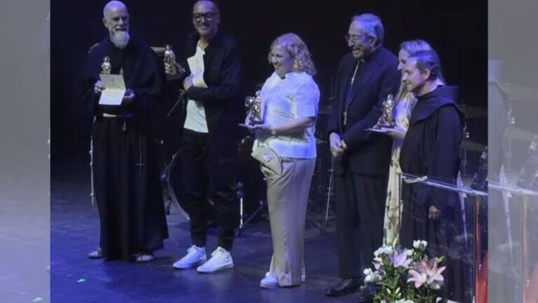 Ana de Watts triunfa en Roma con su canción "Ave María del Camino"

