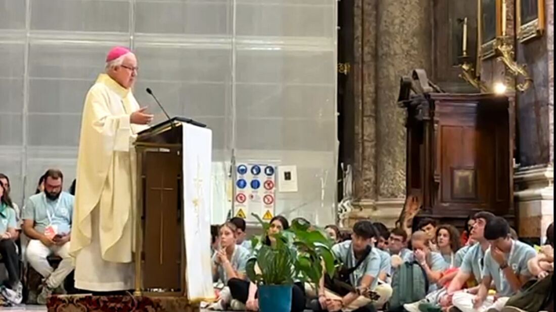 El arzobispo Saiz Meneses preside la Eucaristía en Roma durante el Jubileo Juvenil

