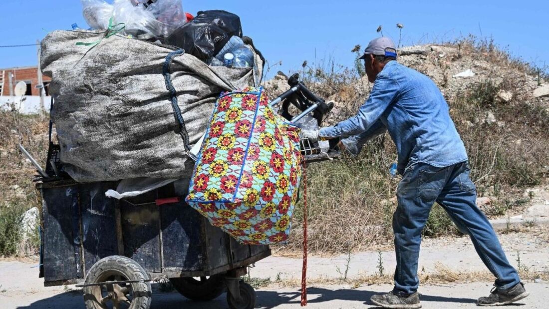 La crisis económica en Túnez obliga a miles a vivir del reciclaje callejero

