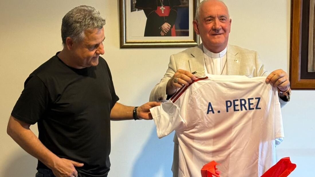 La Unión Deportiva Barbastro nombra socio honorífico al obispo Pérez Pueyo

