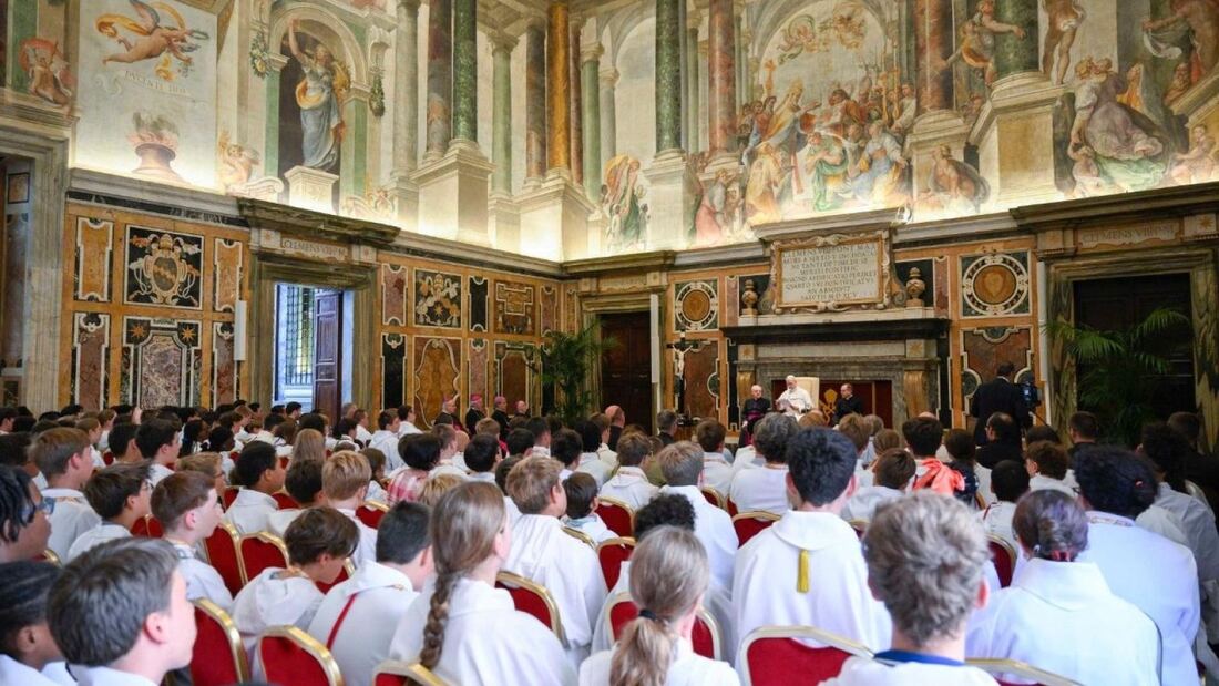 El Papa León XIV anima a los monaguillos franceses a vivir la Eucaristía con devoción


