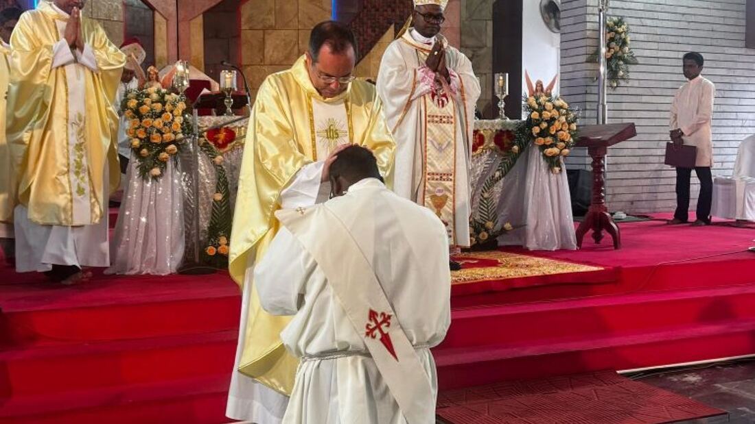 El obispo Ponnumuthan ordena sacerdote a Sujith Vidhyadharan en Punalur

