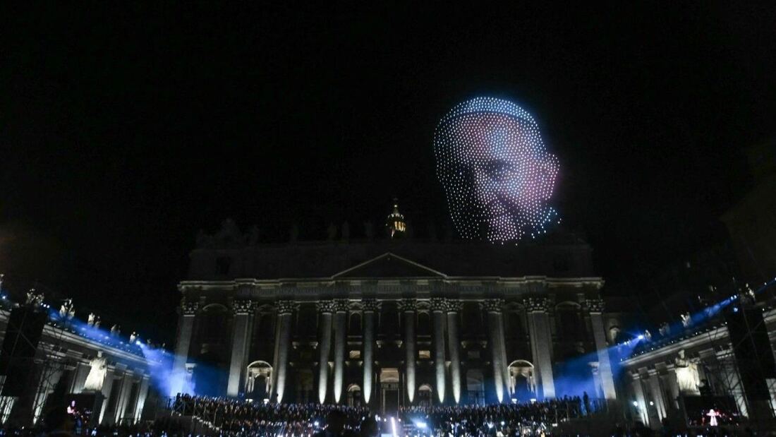 El espectáculo de luces y música en San Pedro celebra la fraternidad humana