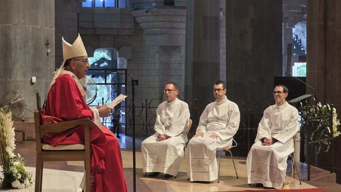 El cardenal Omella ordena a tres nuevos diáconos en la Sagrada Familia