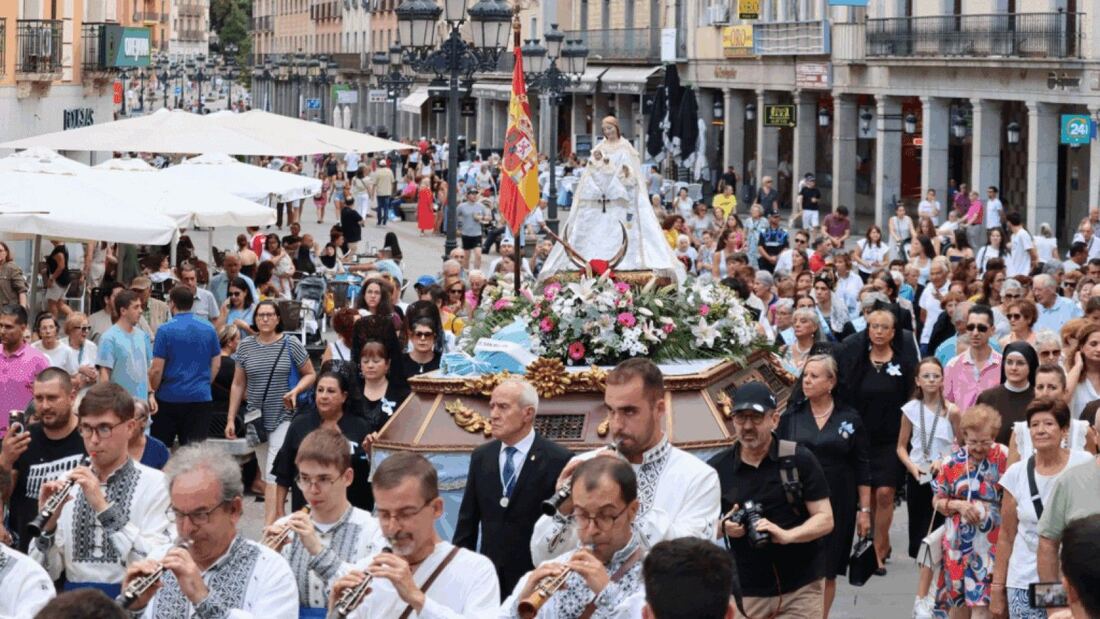 La Virgen de la Fuencisla es entronizada en la catedral de Segovia

