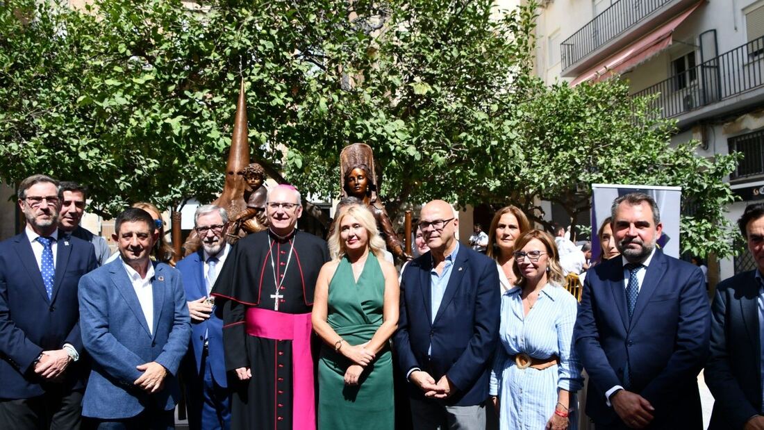 Jaén inaugura un monumento al cofrade con el respaldo institucional y eclesial