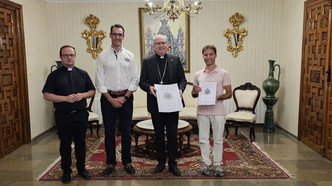 El obispo de Jaén recibe la nueva armonización del himno diocesano

