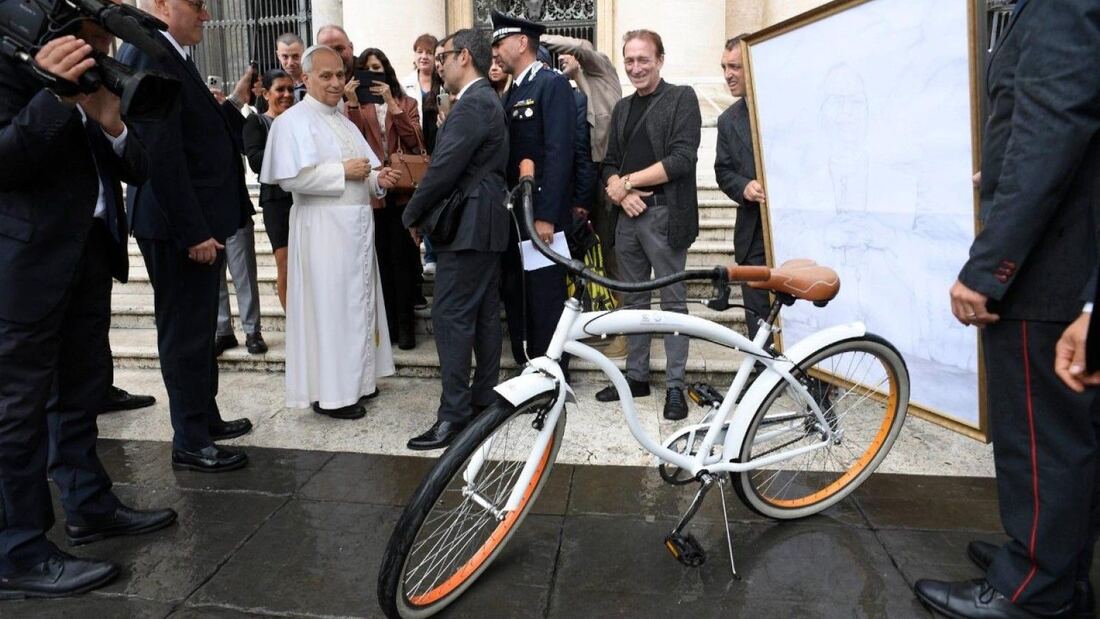 El Papa León XIV recibe una bicicleta de reclusos de Bolzano

