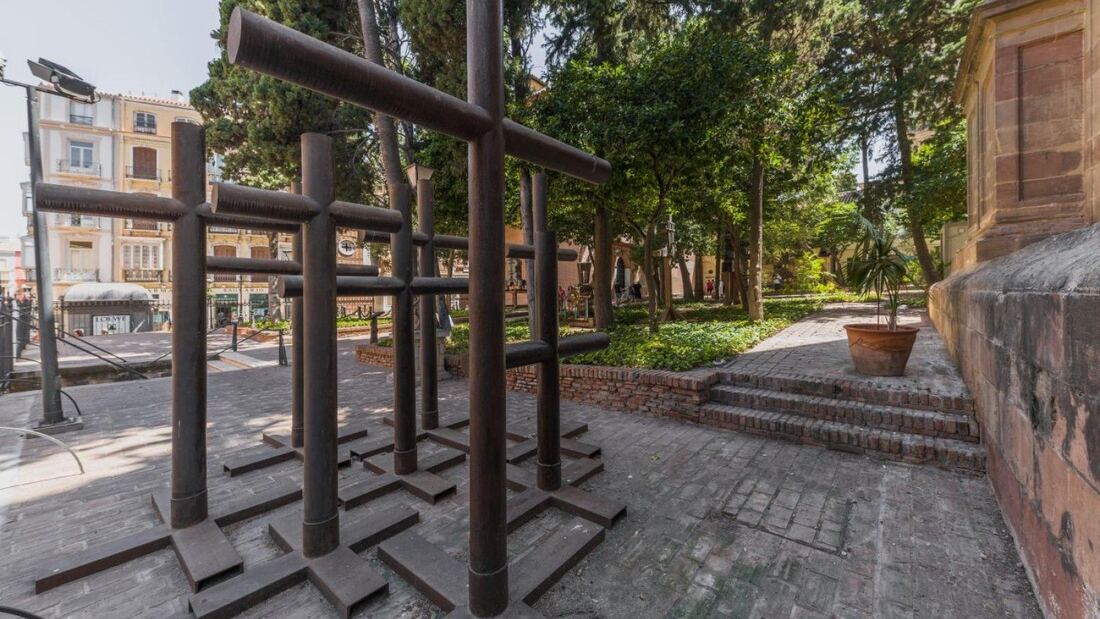 Las cruces de Jorge Rando permanecerán provisionalmente en Málaga

