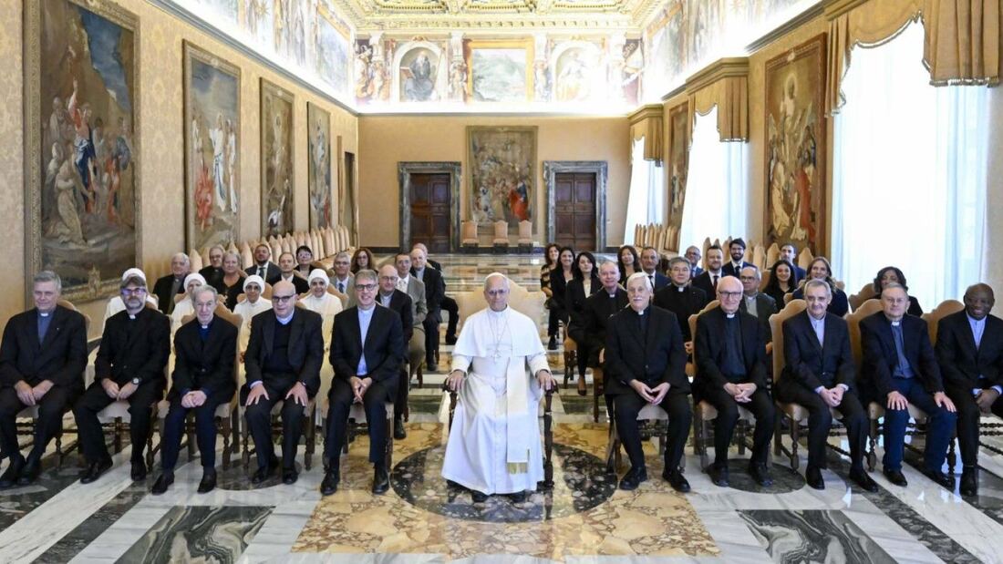 El Papa León XIV se reúne con los líderes jesuitas en el Vaticano