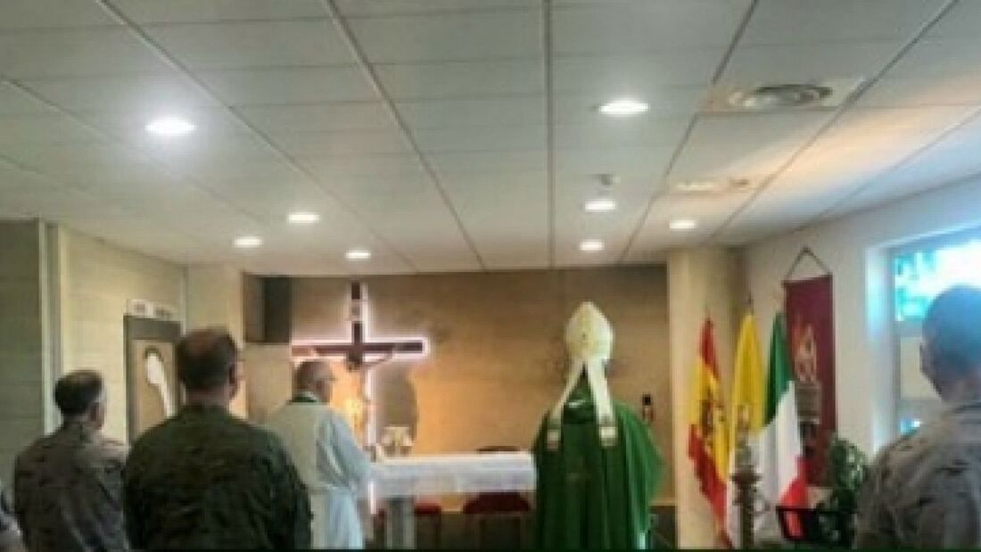 El arzobispo Aznárez visita a los militares españoles en Nápoles

