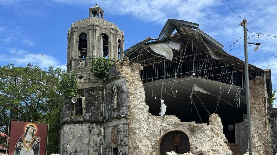 El arzobispo Sy Uy visita las zonas afectadas por el terremoto en Cebú

