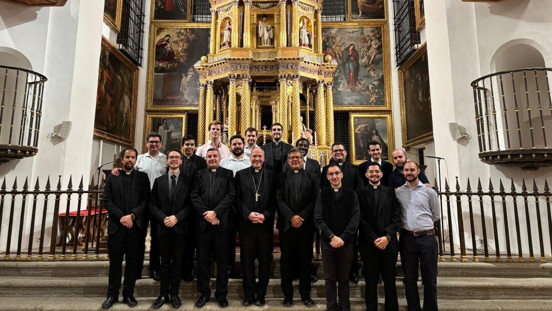 Los futuros sacerdotes de Alcalá de Henares profesan su fe ante el obispo

