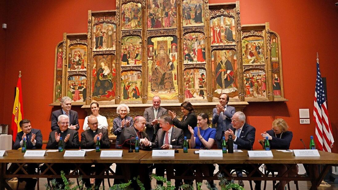 El arzobispo de Santiago firma un acuerdo cultural con la SMU en Dallas

