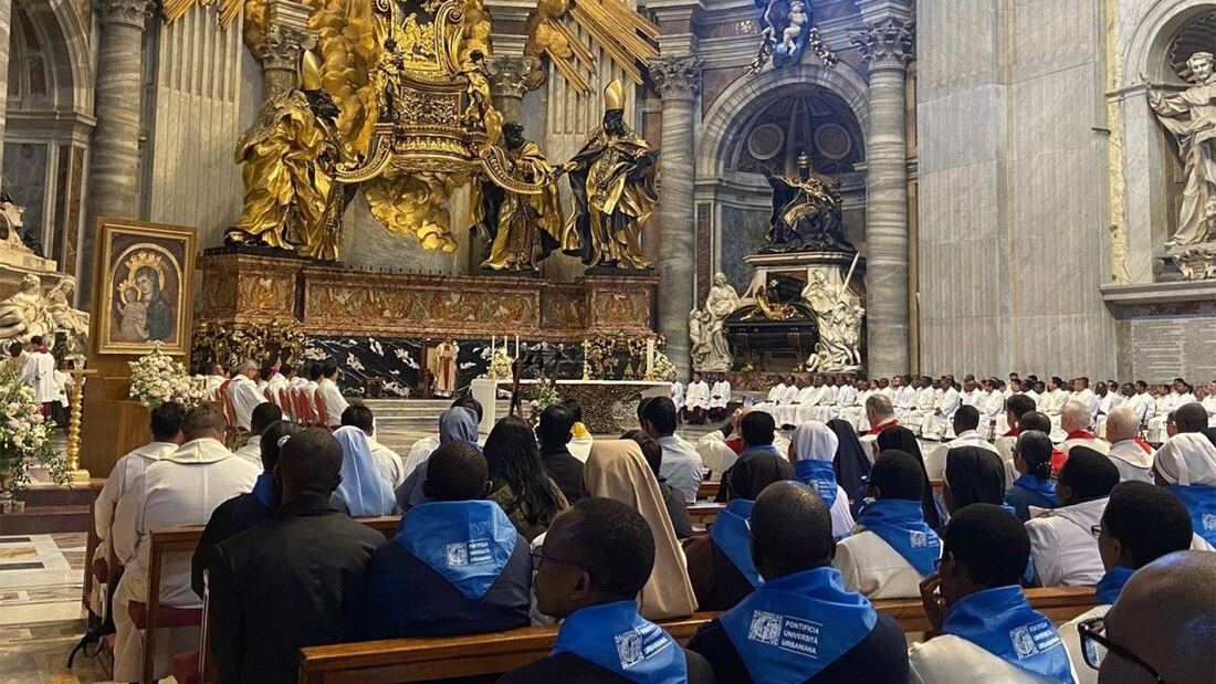 El cardenal Tagle preside la misa del Jubileo universitario en San Pedro

