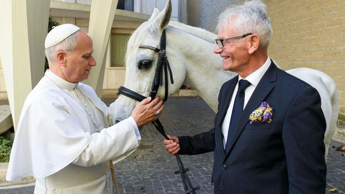 Un ciudadano polaco entrega un caballo árabe al Papa León XIV

