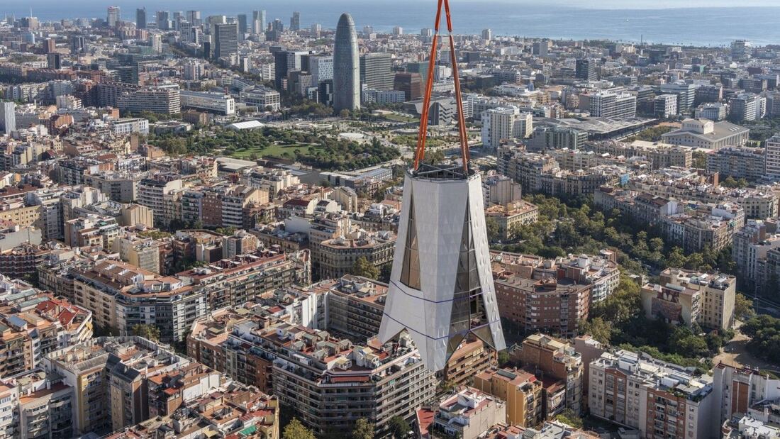 La Sagrada Familia avanza en la torre de Jesucristo con un nuevo elemento de cruz

