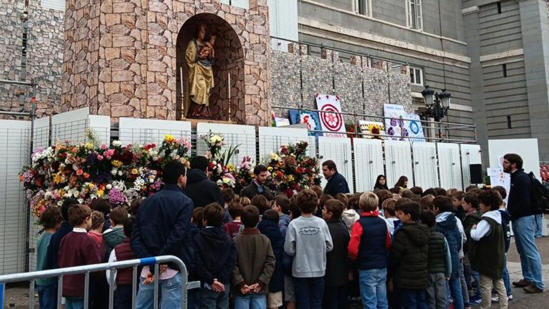 Los niños del colegio El Prado ensayan el himno para la Virgen de la Almudena

