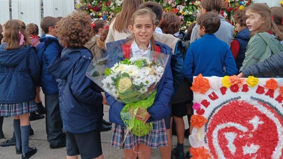 Más de 10 000 niños participan en la ofrenda floral a la Virgen de la Almudena