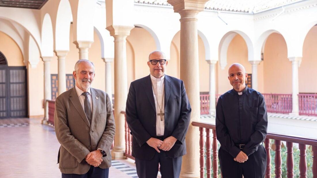 El obispo de Málaga se reúne con el presidente de las cofradías de Semana Santa

