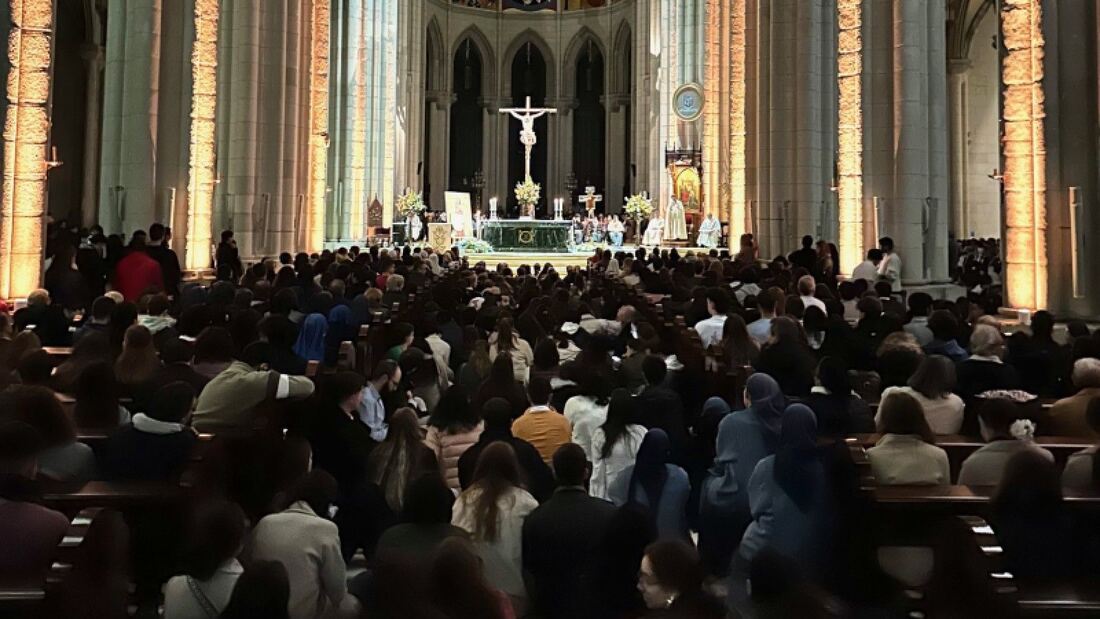 El cardenal Cobo anima a los jóvenes en una vigilia en la catedral de la Almudena

