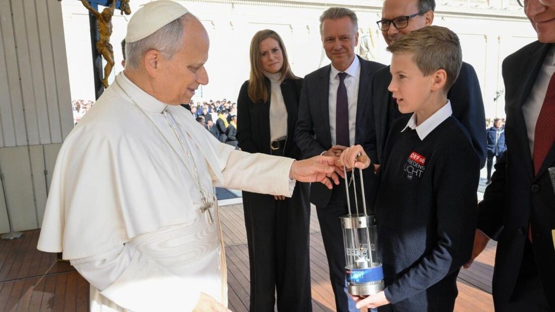 El Papa bendice la Luz de la Paz de Belén en la audiencia general

