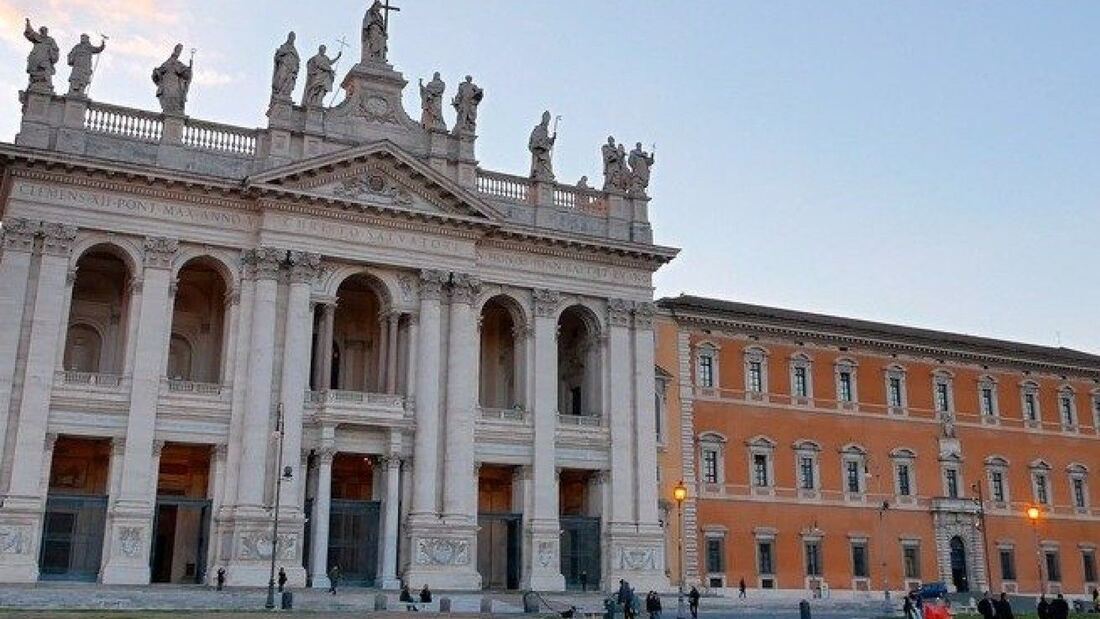 El Papa promulga la carta apostólica Immota Manet en Roma

