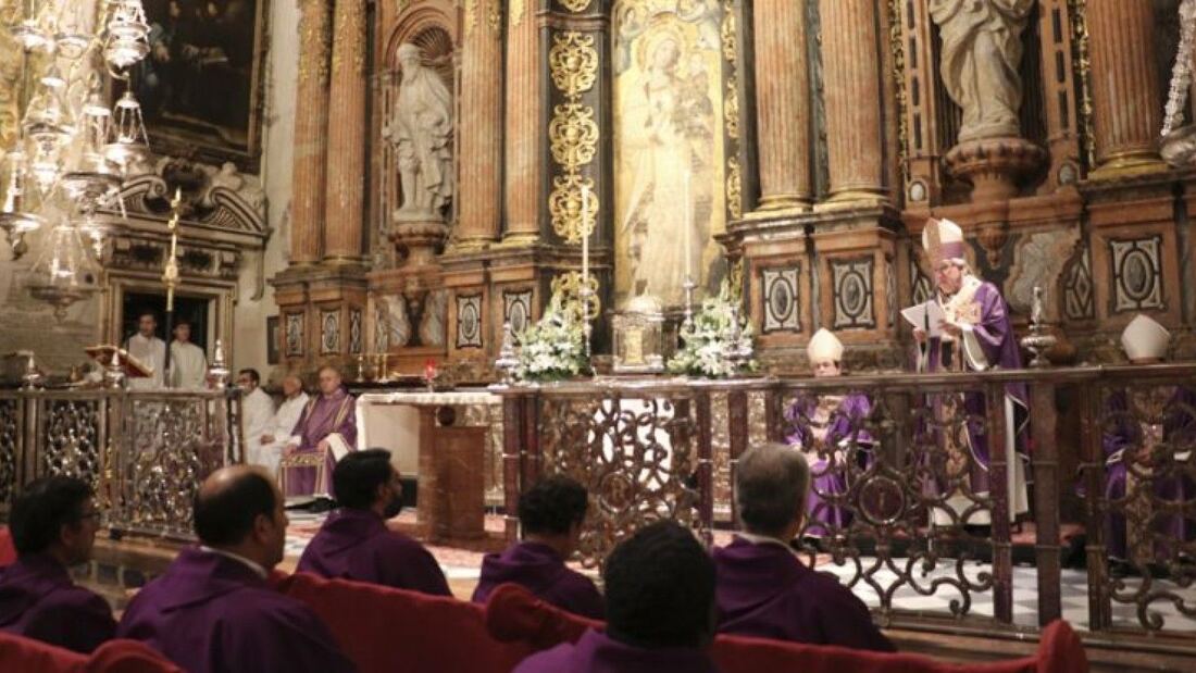 El arzobispo de Sevilla preside la misa por los sacerdotes difuntos

