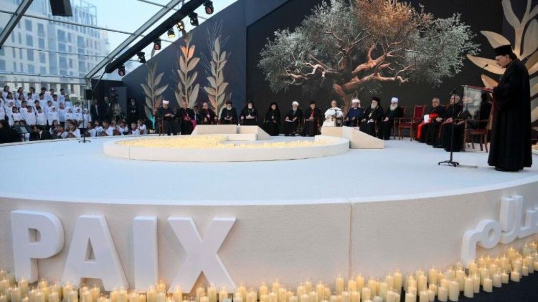 El papa participa en un encuentro interreligioso en Beirut