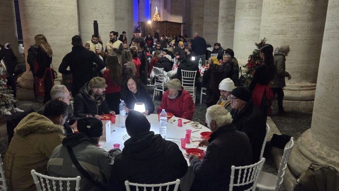 El cardenal Krajewski organiza una cena navideña para personas sin hogar en el Vaticano

