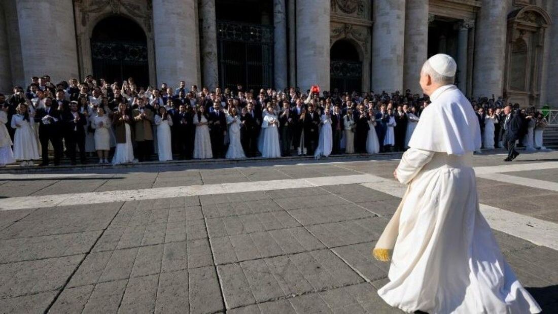 El Papa recibe un libro con obras de mujeres presas en Alemania

