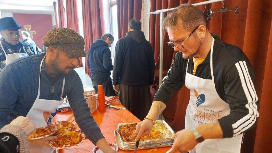 La Fundación Versace organiza un almuerzo navideño para los pobres de San Pedro

