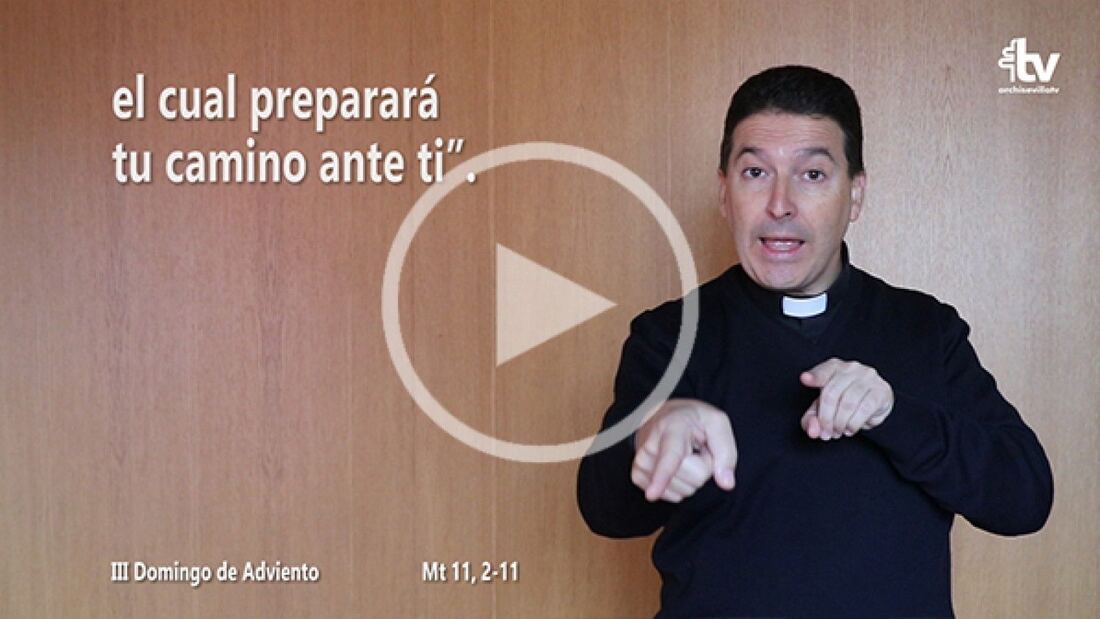 El sacerdote Gumersindo Melo presenta el Evangelio en lengua de signos