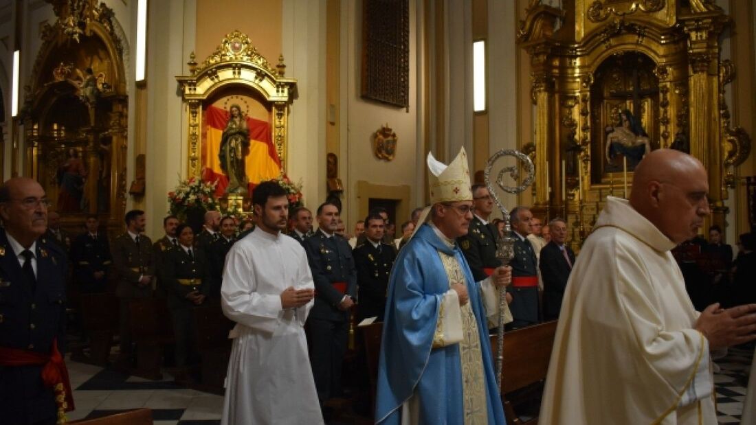 El arzobispo Aznárez preside la misa y entrega la Cruz Fidélitas 2025