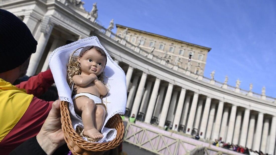 El Papa anima a los niños a rezar ante el belén durante el Adviento

