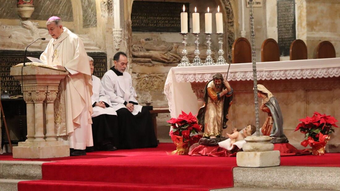 El obispo de Salamanca preside la Misa del Gallo en la Catedral Vieja

