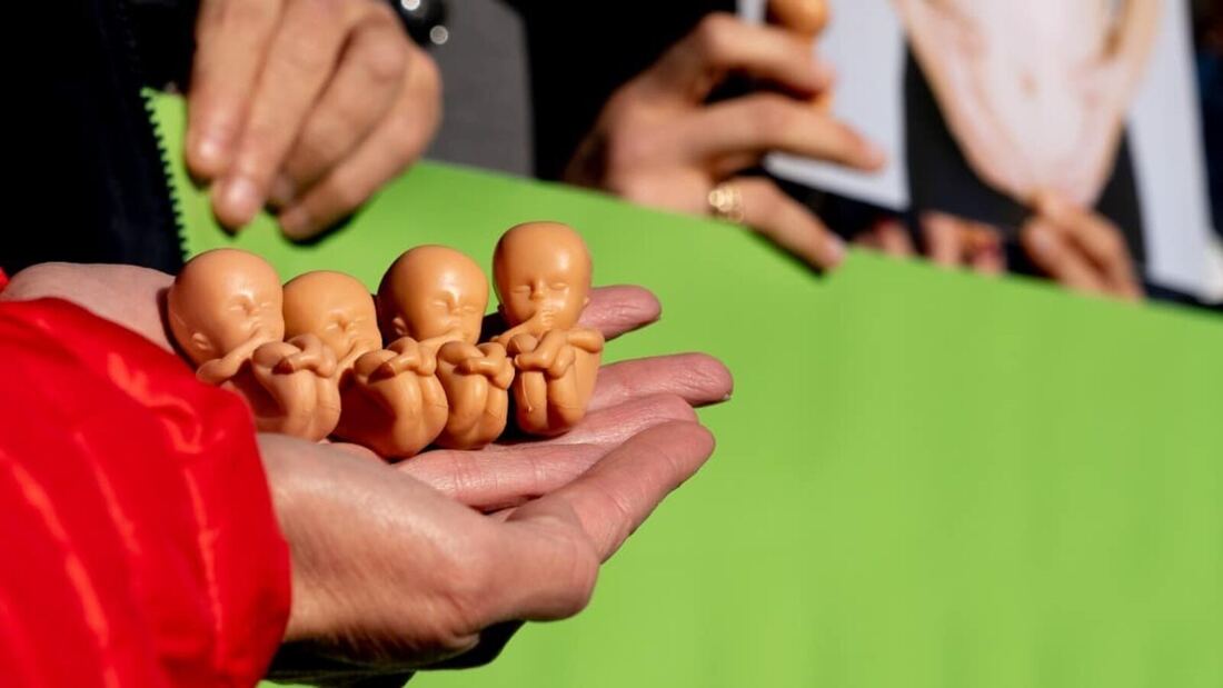 La UE niega los fondos a la familia y apoya el aborto transfronterizo