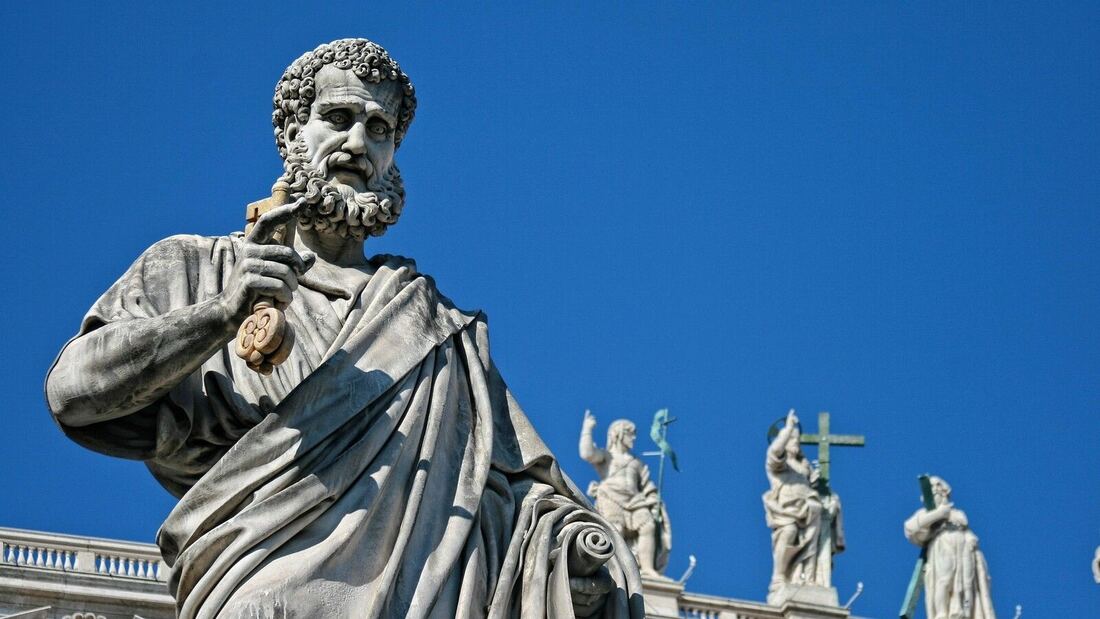 Los católicos en EE. UU. lanzan una campaña para regalar una tiara a León XIV