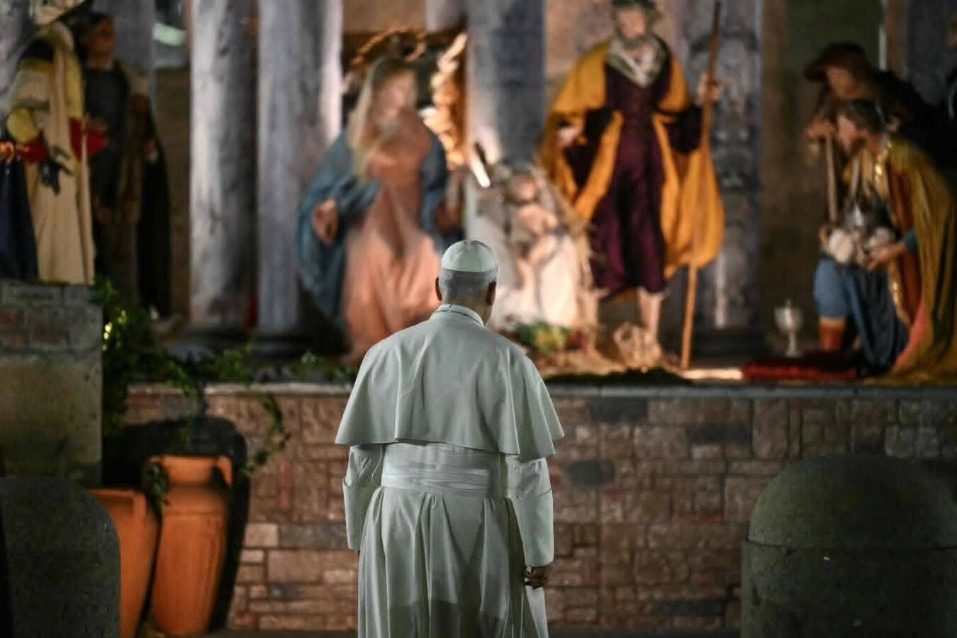 El Papa León XIV visita el belén de la plaza de San Pedro en Roma